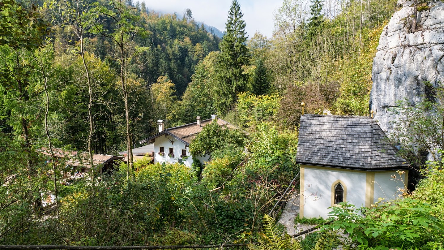 klobenstein_-_kapelle_-wirtshaus.jpg